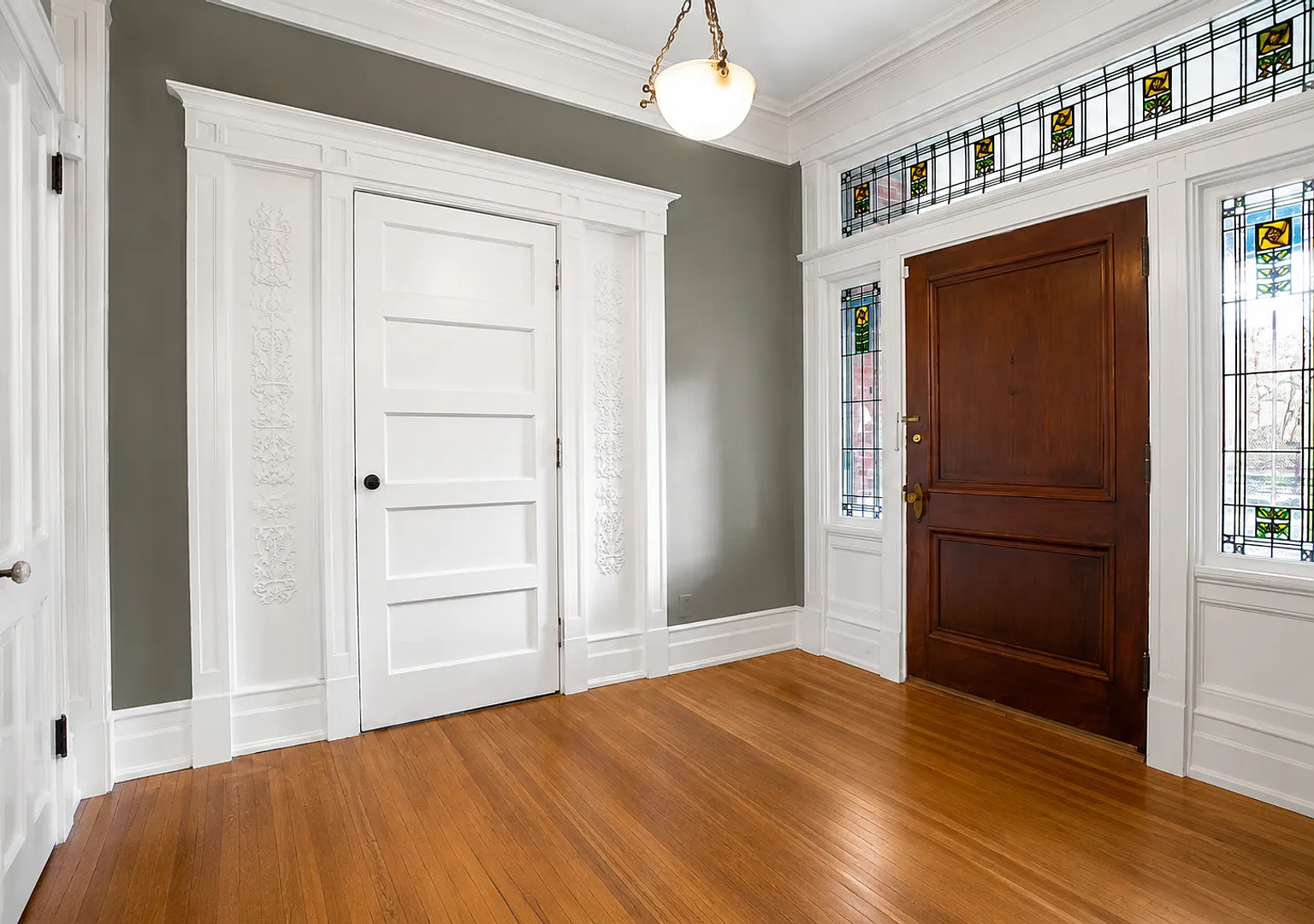 Live The Legacy: Rare 2-Bedroom Residence On Iconic Saint James Court — Photo 2