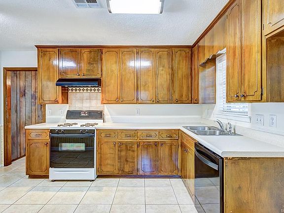 4th image of 6123 Pinebrook Dr