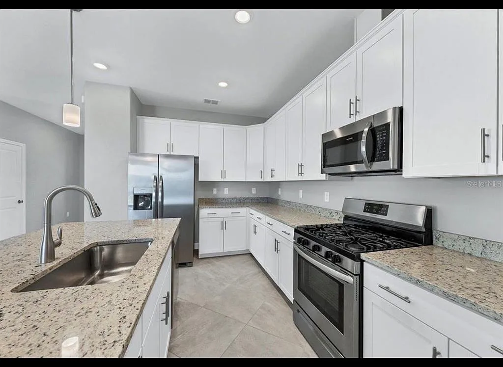 4 bed, 3.0 bath, 2016 sqft, $3,800 — Photo 4