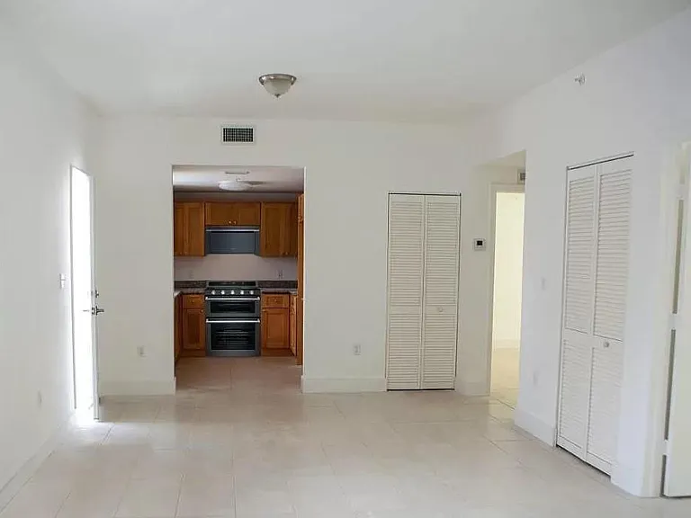 750 SW 2nd St #4 — Photo 7