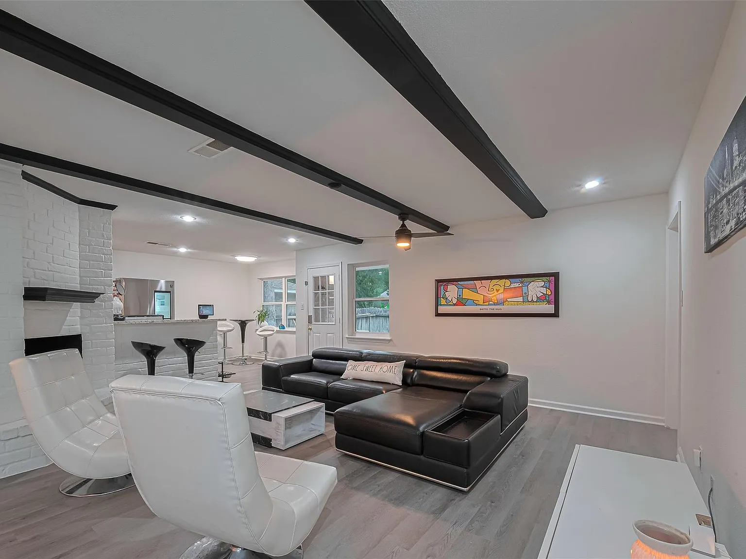 4 bed, 2.0 bath, 1954 sqft, $2,350 — Photo 3