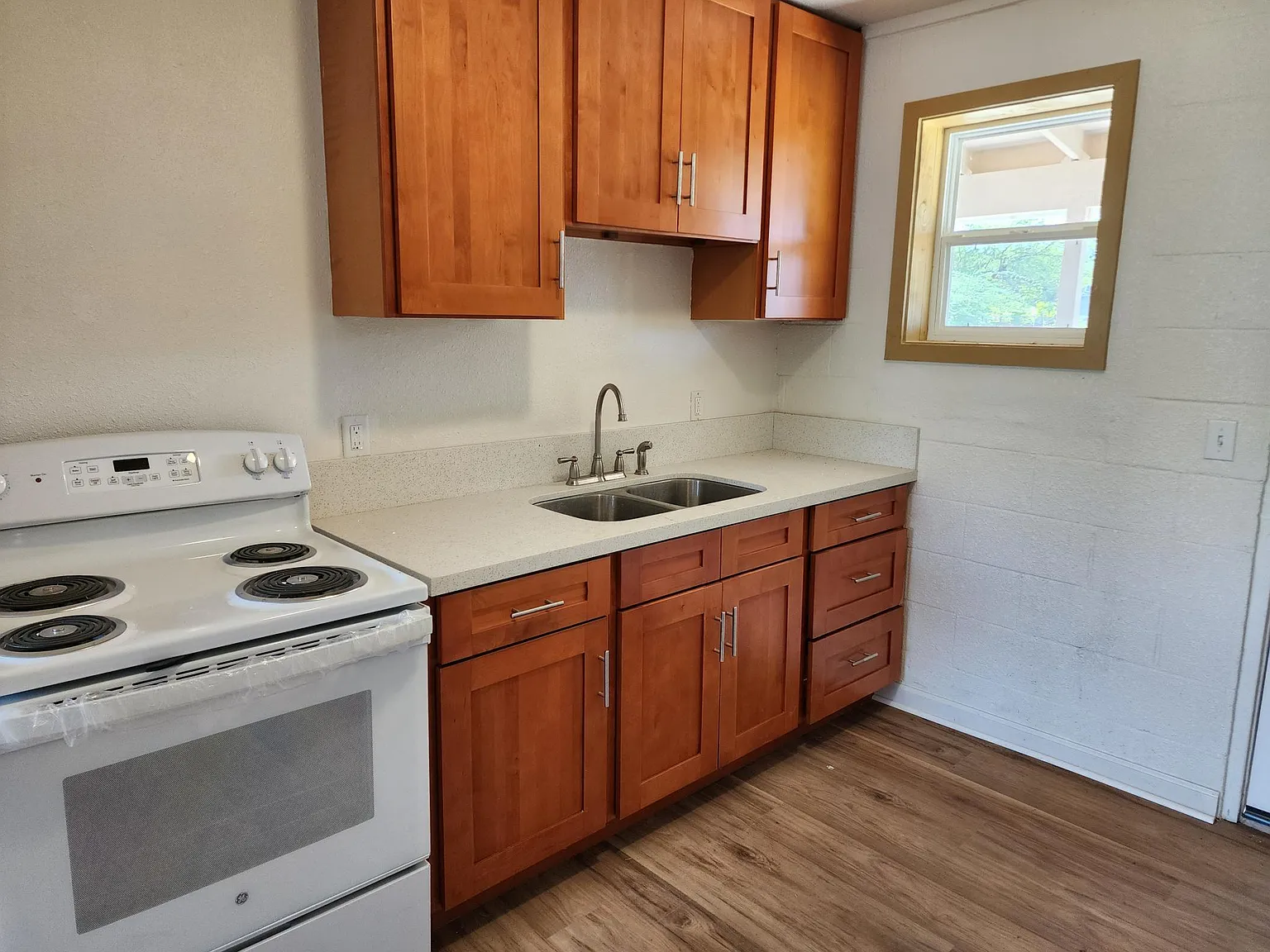 4 bed, $3,000 — Photo 1
