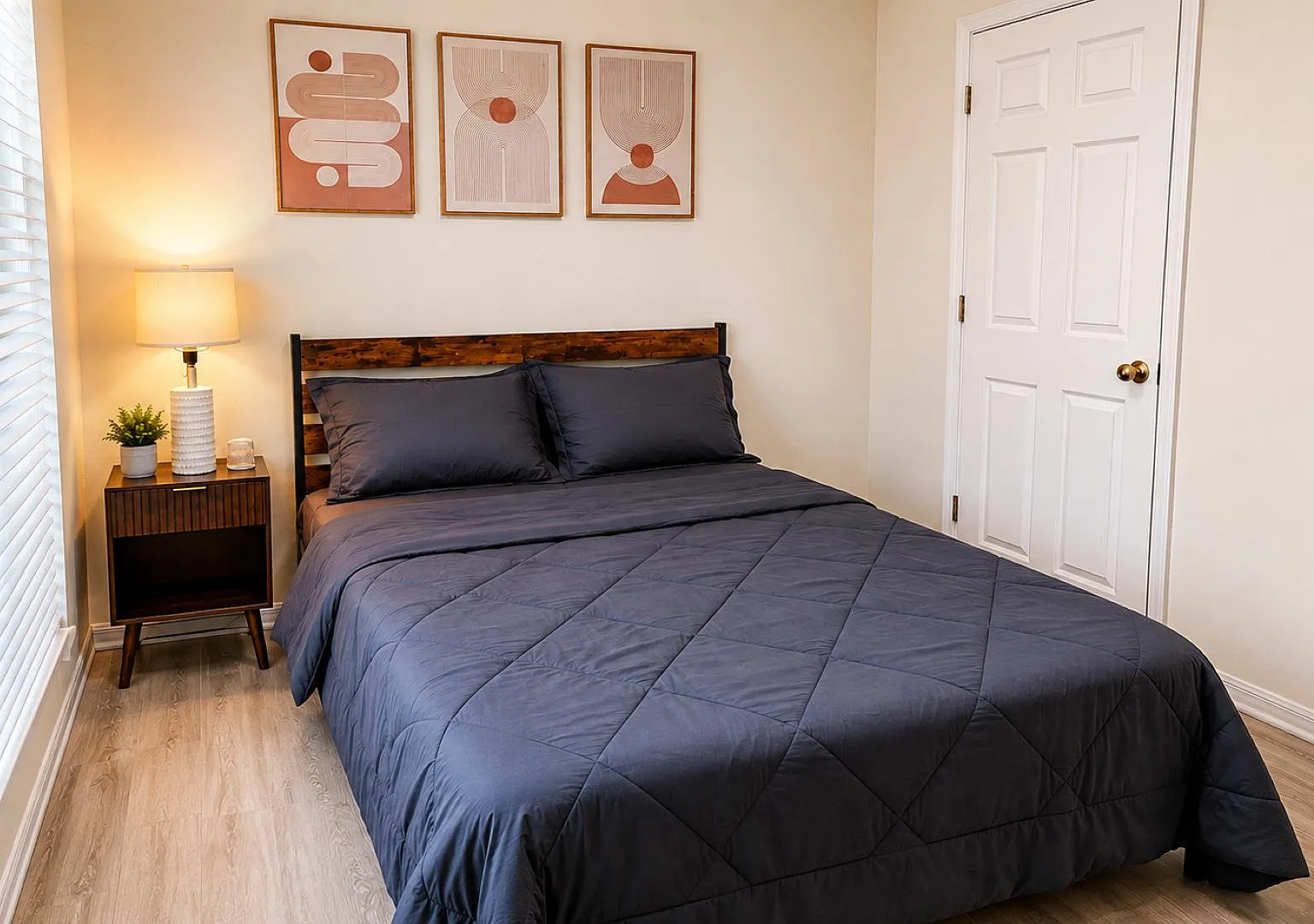 2 bed, 1.0 bath, 2700 sqft, $1,048 — Photo 1