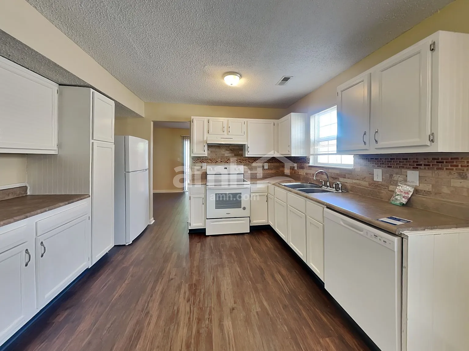 4 bed, 2.5 bath, 1962 sqft, $2,050 — Photo 3