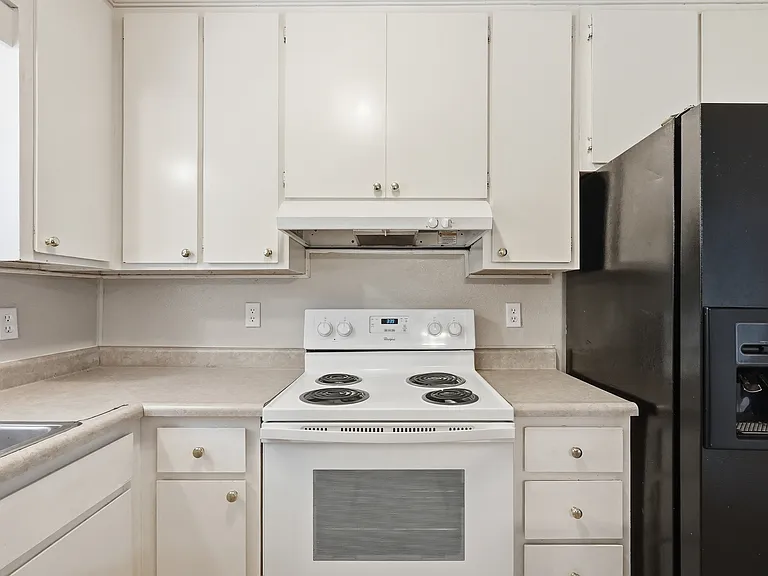 90 Andrews Ave — Photo 20