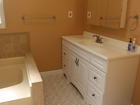 4th image of 125 Cotter Ave