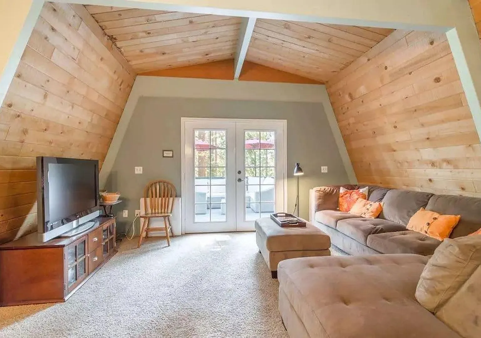 Seasonal Lease: "Ski Bird's Paradise" 5 Bedrooms, Right In Agate Bay — Photo 4