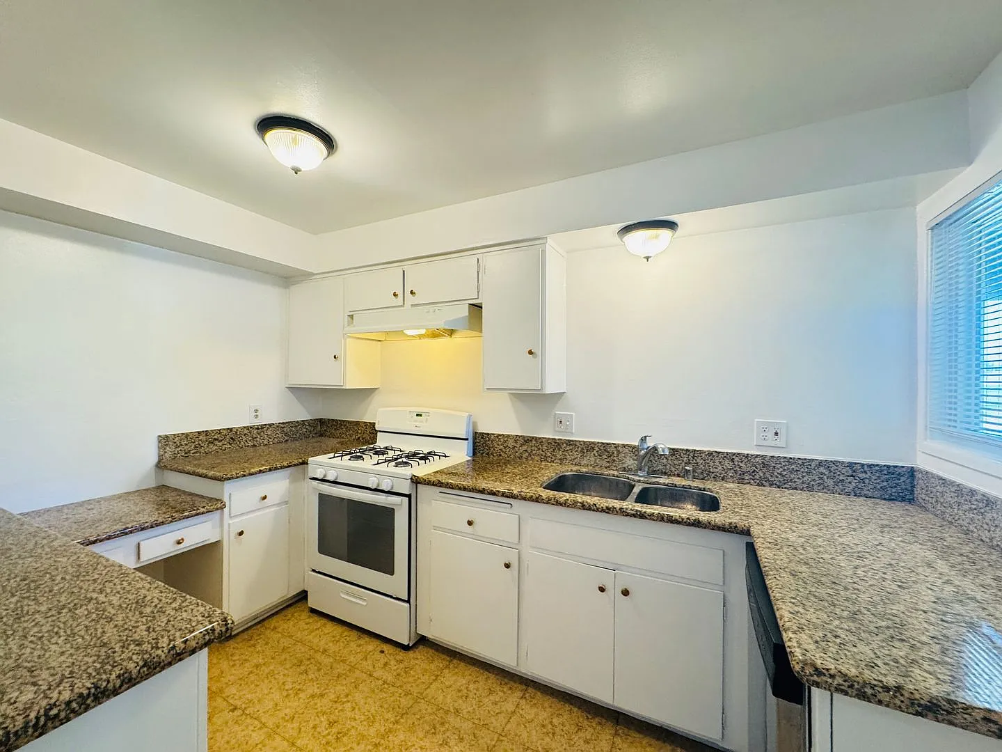 2340 W. Greenacre Ave — Photo 4