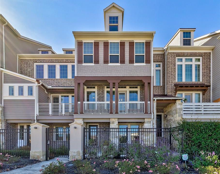City style living with suburban conveniences. Welcome home!
