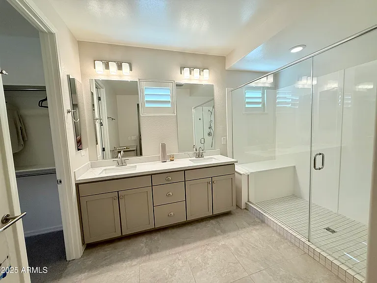2366 W Gloria Ln — Photo 38
