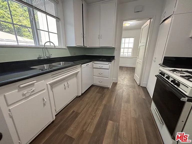 1638 Greenfield Ave — Photo 5