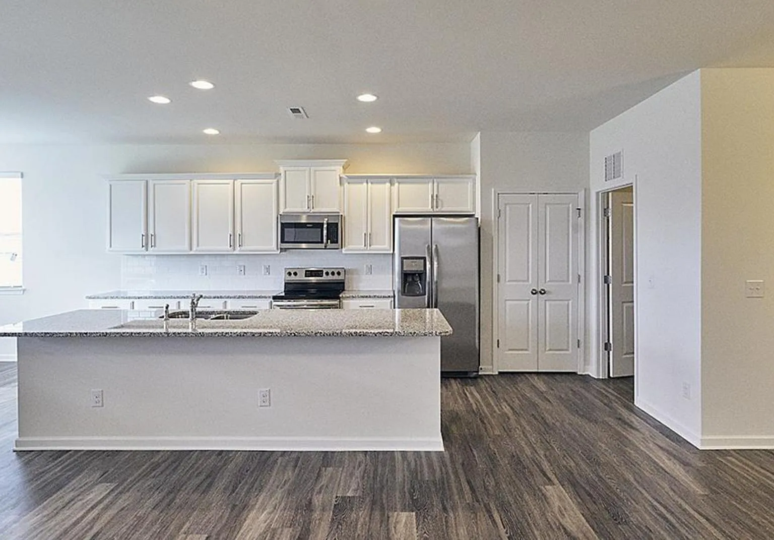 3 bed, 1903 sqft, $1,895 — Photo 2