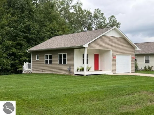 6632 Front St, Lake Ann, MI 49650