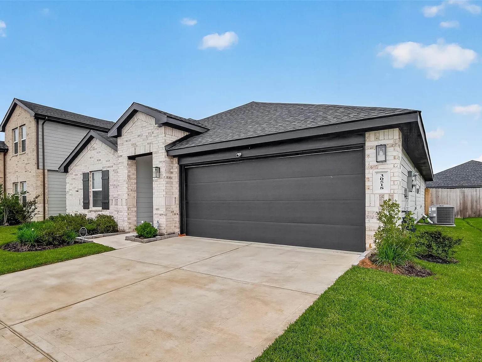 4 bed, 2.0 bath, 2031 sqft, $2,350 — Photo 2