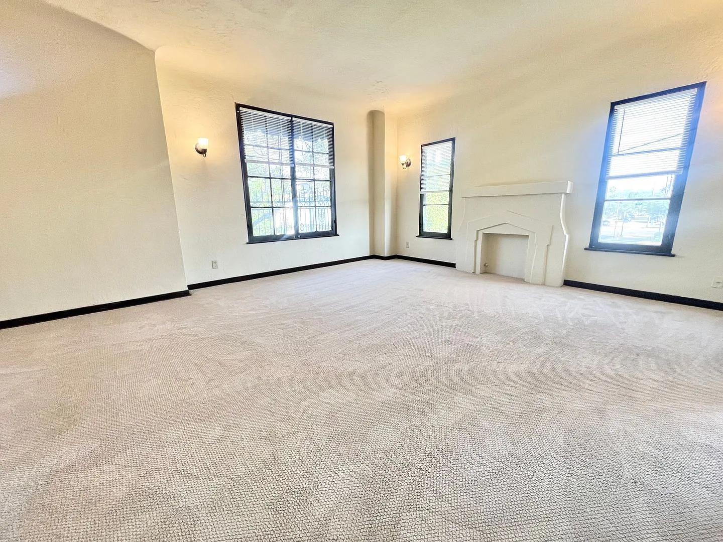 Charming Vintage 1BD/1BA Upstairs Corner Unit Near 7th Street | On-Site Laundry — Photo 3