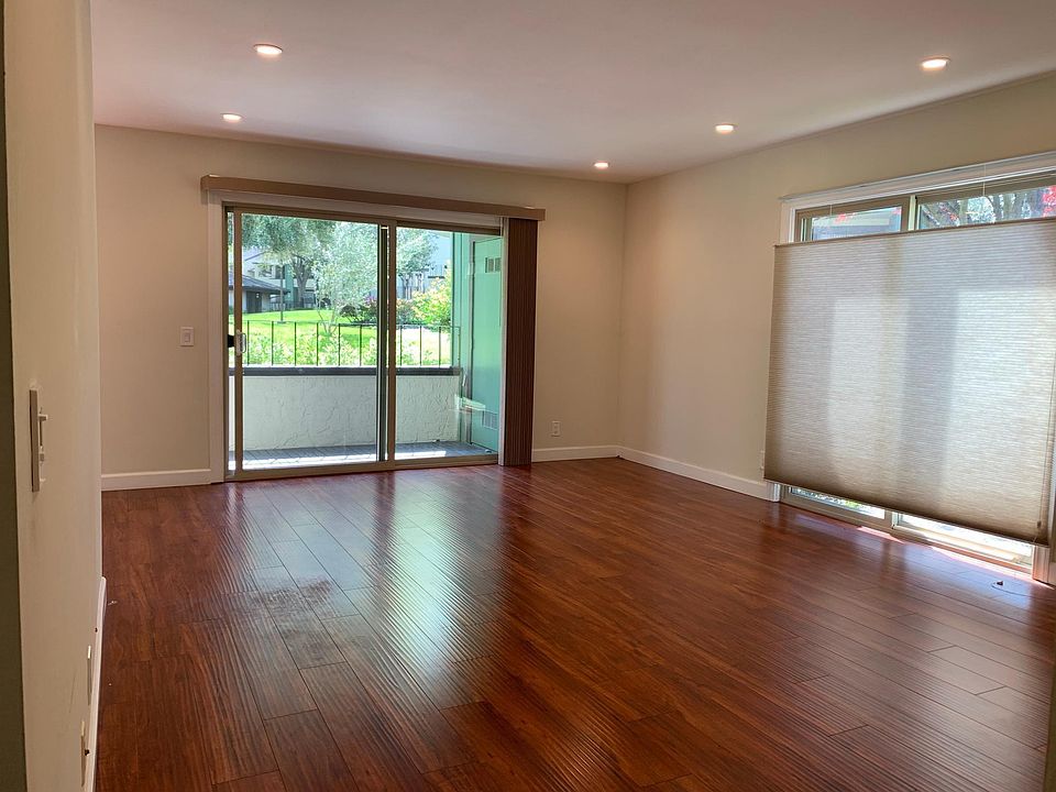 Light-filled living room. Huge windows. (the picture was taken before professional cleaning service).