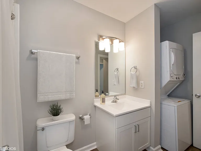 7 Pointe Apartments — Photo 11