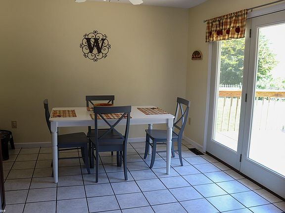 3rd image of 2545 Glade Dr SE