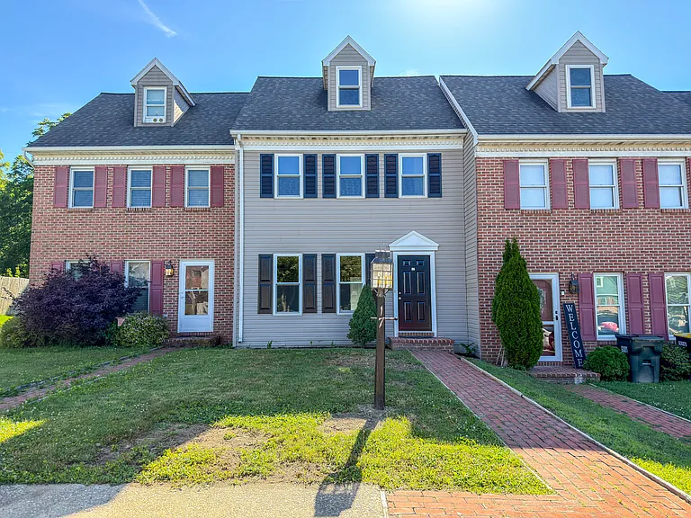 17 Pheasant Ln — Photo 2
