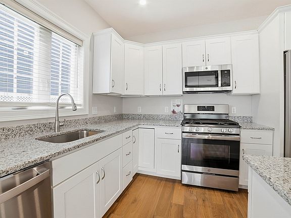 5th image of 707 Southwood Ln #707