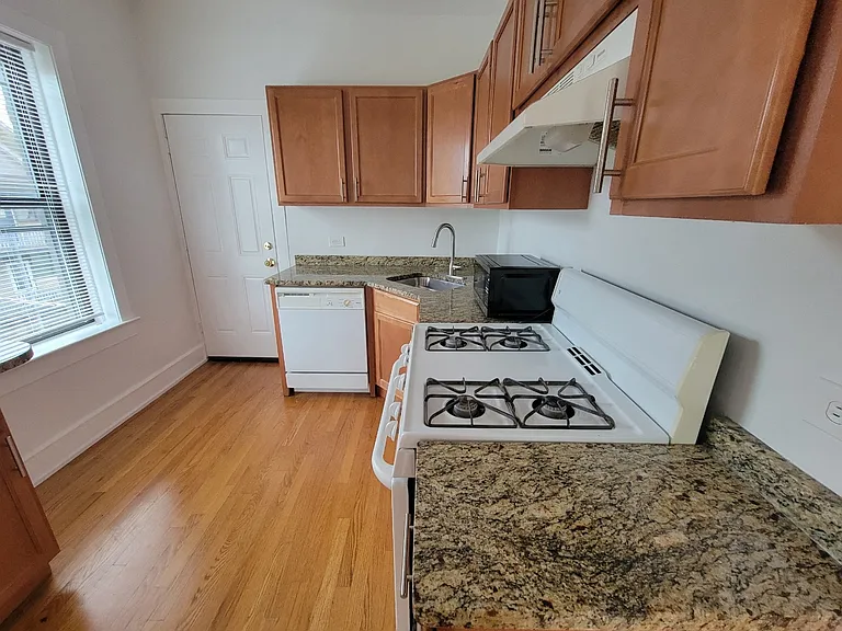 716 Clark St — Photo 3