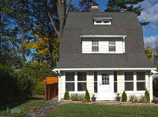 363 Grosvenor St, Douglaston, NY 11363