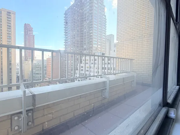 399 East 72nd Street image 9 of 13