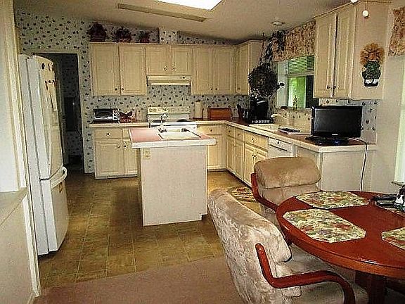 3rd image of 43 Cypress Grove Ln