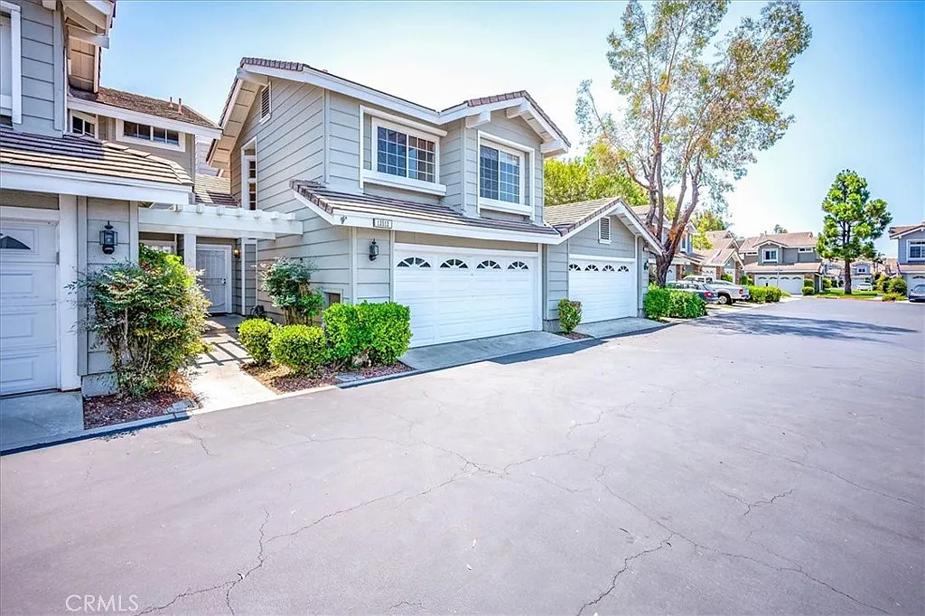 3 bed, 2.5 bath, 1407 sqft, $4,100 — Photo 1