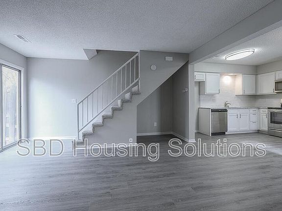 3rd image of 106 NE Dogwood St APT A