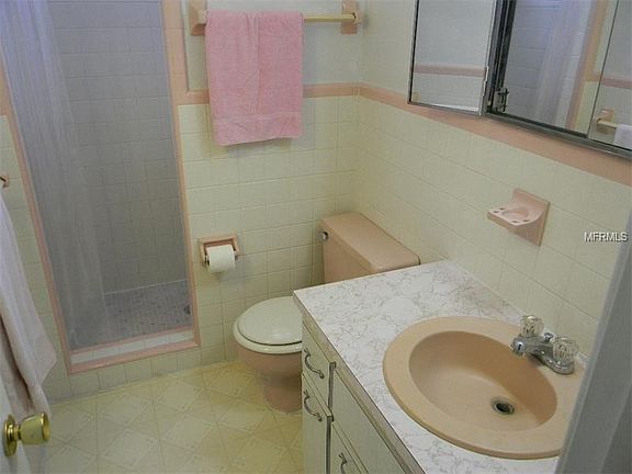 4th image of 923 Brookwood Ct S