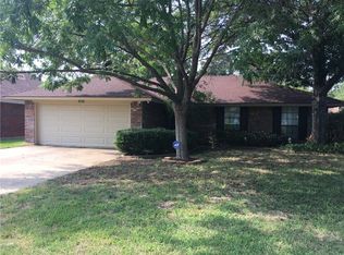 2131 Chapel Downs Dr, Arlington, TX 76017