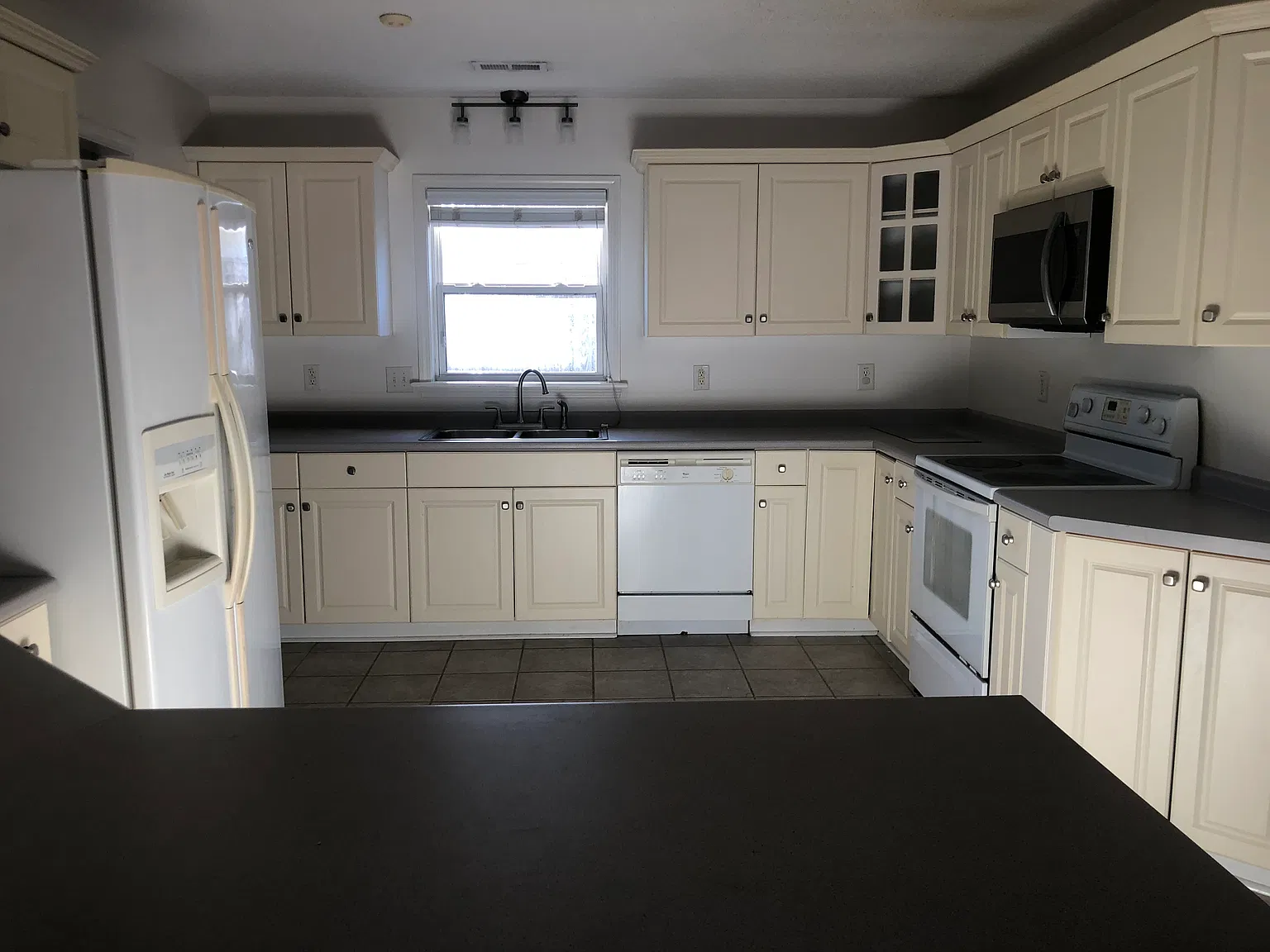 3 bed, 1800 sqft, $1,400 — Photo 3