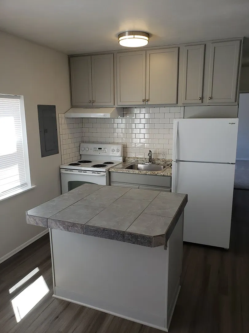 1224 S Proctor St — Photo 1