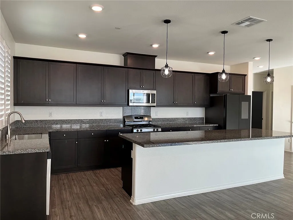 3 bed, 1948 sqft, $3,495 — Photo 3