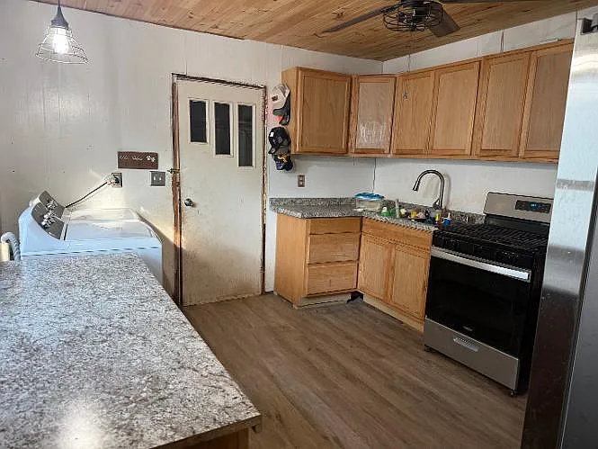 3 bed, 1.0 bath, 1239 sqft, $1,050 — Photo 2