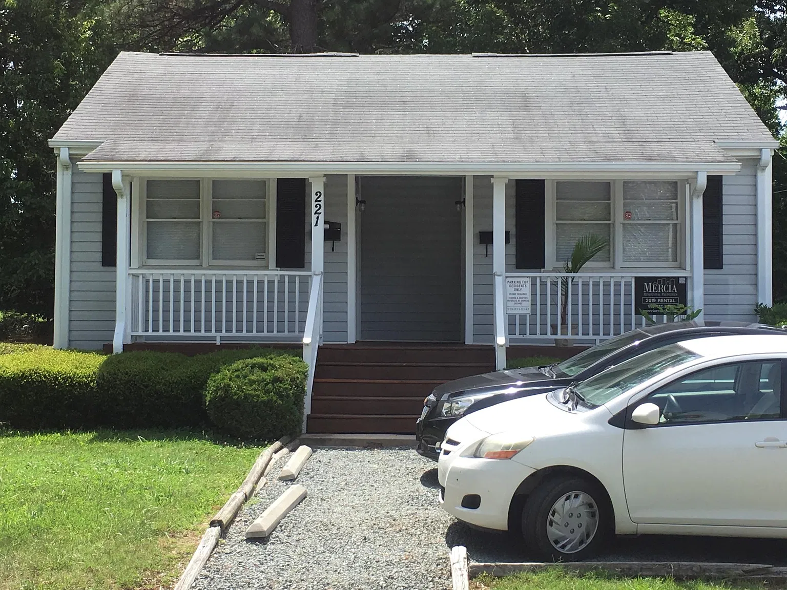 221 N Roberson St — Photo 2
