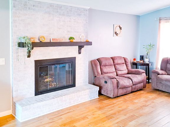 5th image of 403 Antler Dr