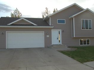 3005 Buckskin Rd SE, Mandan, ND 58554