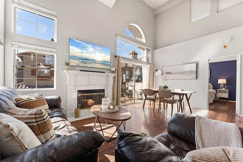 1 bed, 2.0 bath, 1007 sqft, $2,300 — Photo 1