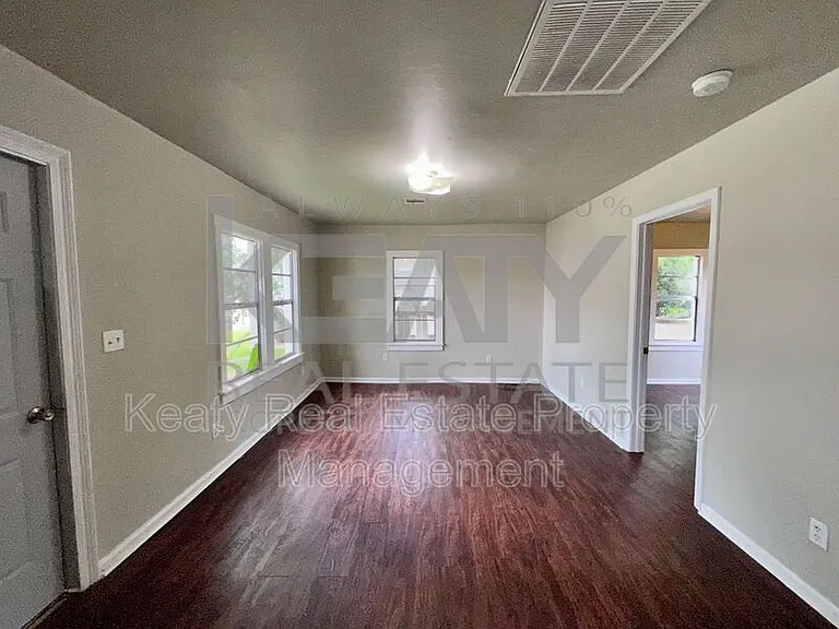 327 Stewart St — Photo 2