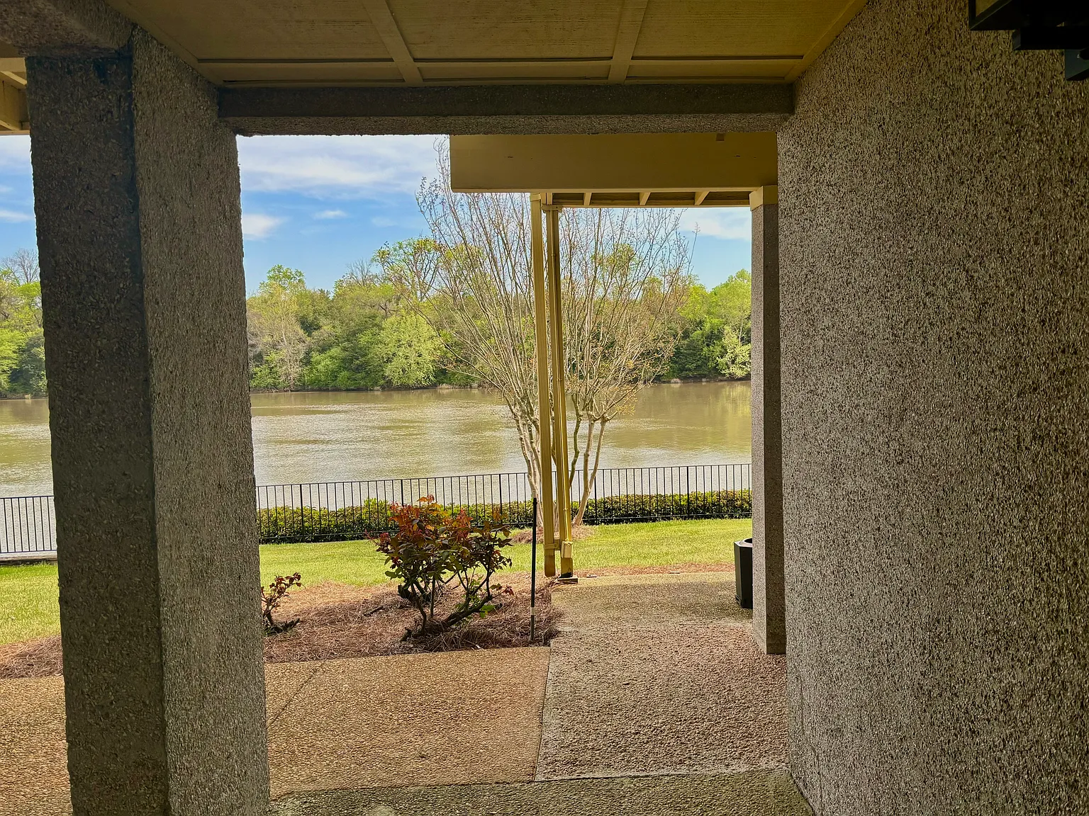 740 Riverfront Dr — Photo 2