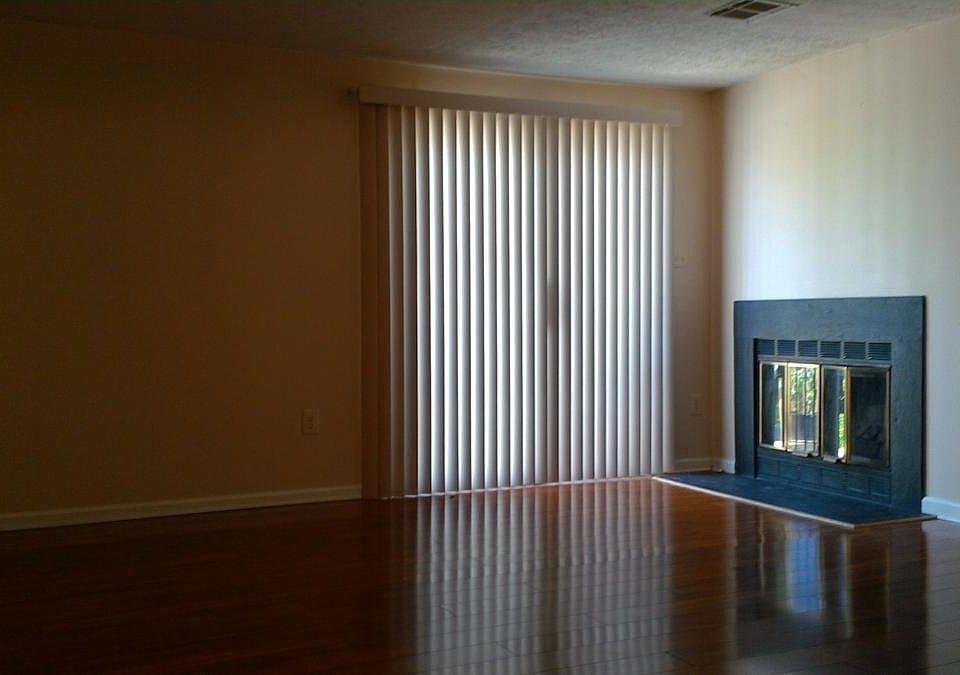 Living Room with fireplace