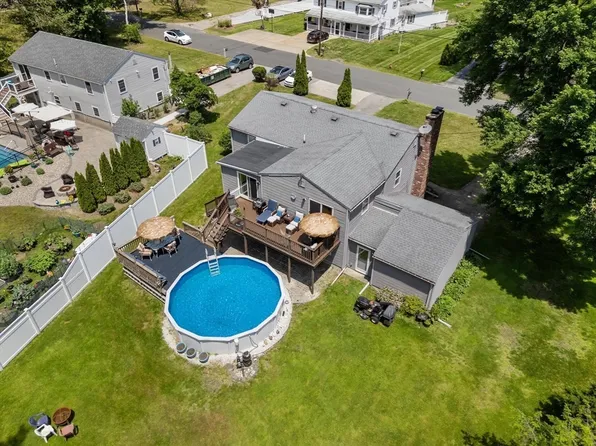 15 Cushing St, Salisbury, MA 01952