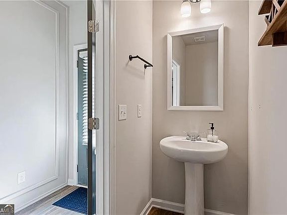 3rd image of 2831 Ridgeview Dr SW