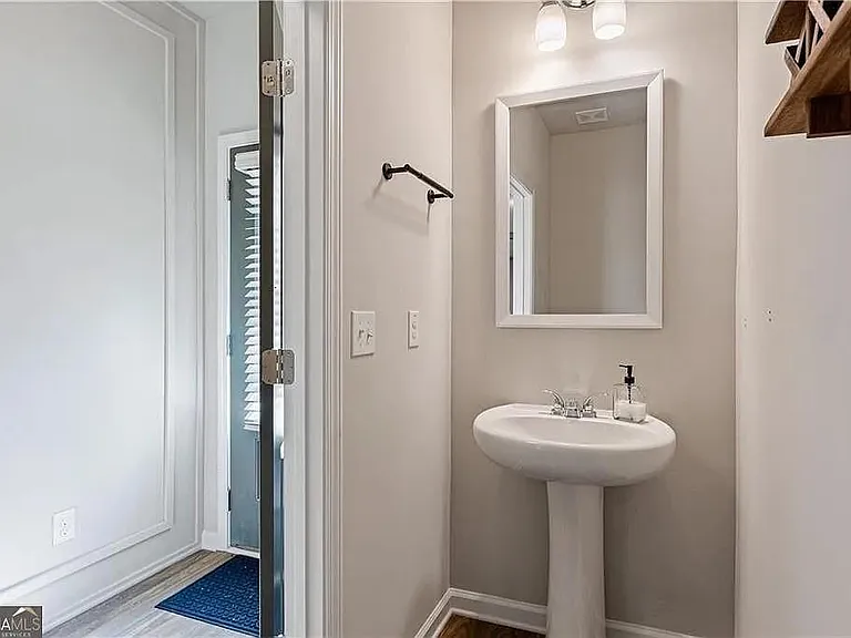 2831 Ridgeview Dr SW — Photo 3