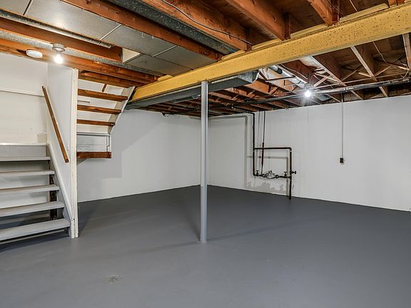 5th image of 821 Broadacre Ave #821