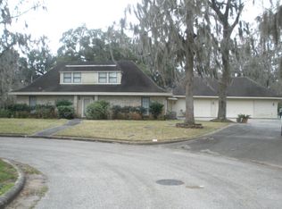 10 Lacosta Ln, West Columbia, TX 77486