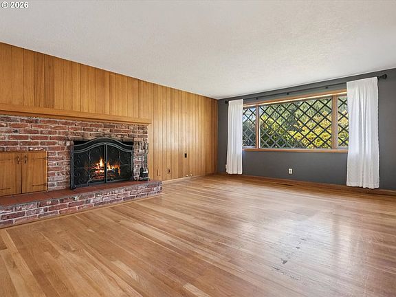 3rd image of 10426 SE Lincoln Ct