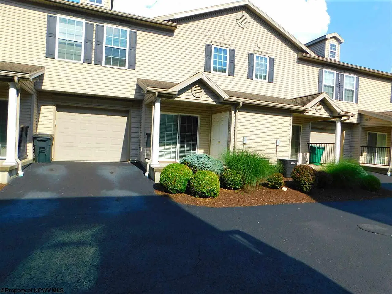 3 bed, 2.5 bath, $1,900 — Photo 2